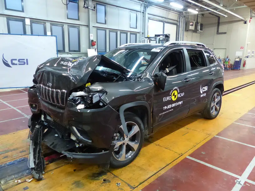Стали відомі результати краш-тестів BMW 3-ї серії, Jeep Cherokee та Peugeot 208 Jeep Chorokee був найслабшим серед перевірених автомобілів