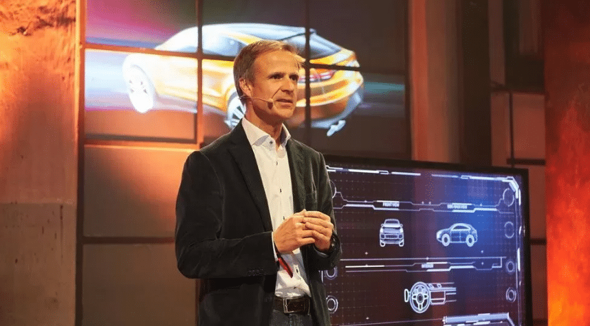 Міхаель Мауер - головний дизайнер Porsche і за сумісництвом шеф-дизайнер всього концерну Volkswagen. Від другої посади його звільнять в 2020