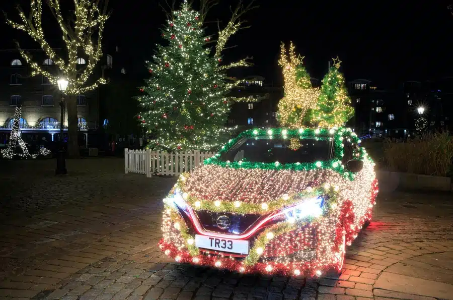 За 18 тисяч пробігу Nissan Leaf згенерує електроенергію, яка освітить майже 11 000 будинків на 5 годин Nissan Leaf перетворили на різдвяну ялинку