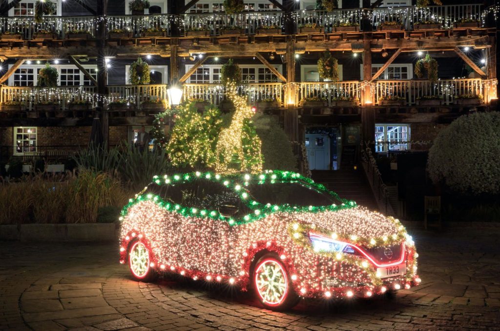 Nissan Leaf перетворили на різдвяну ялинку