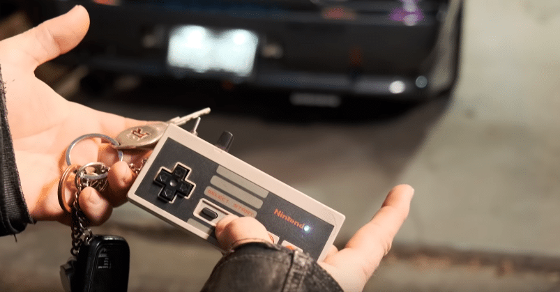 Гідравлічне заднє крило можна підняти за допомогою ігрового брелока