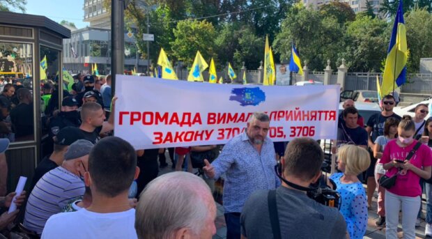 В Україні триває боротьба за адекватне розмитнення Протести під Верховною Радою. Фото: Facebook