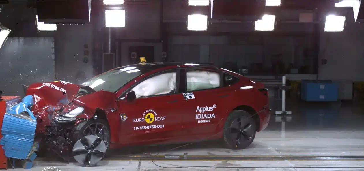 Tesla Model 3, неочікувано, провалила тест на безпеку Tesla Model 3 krashtest