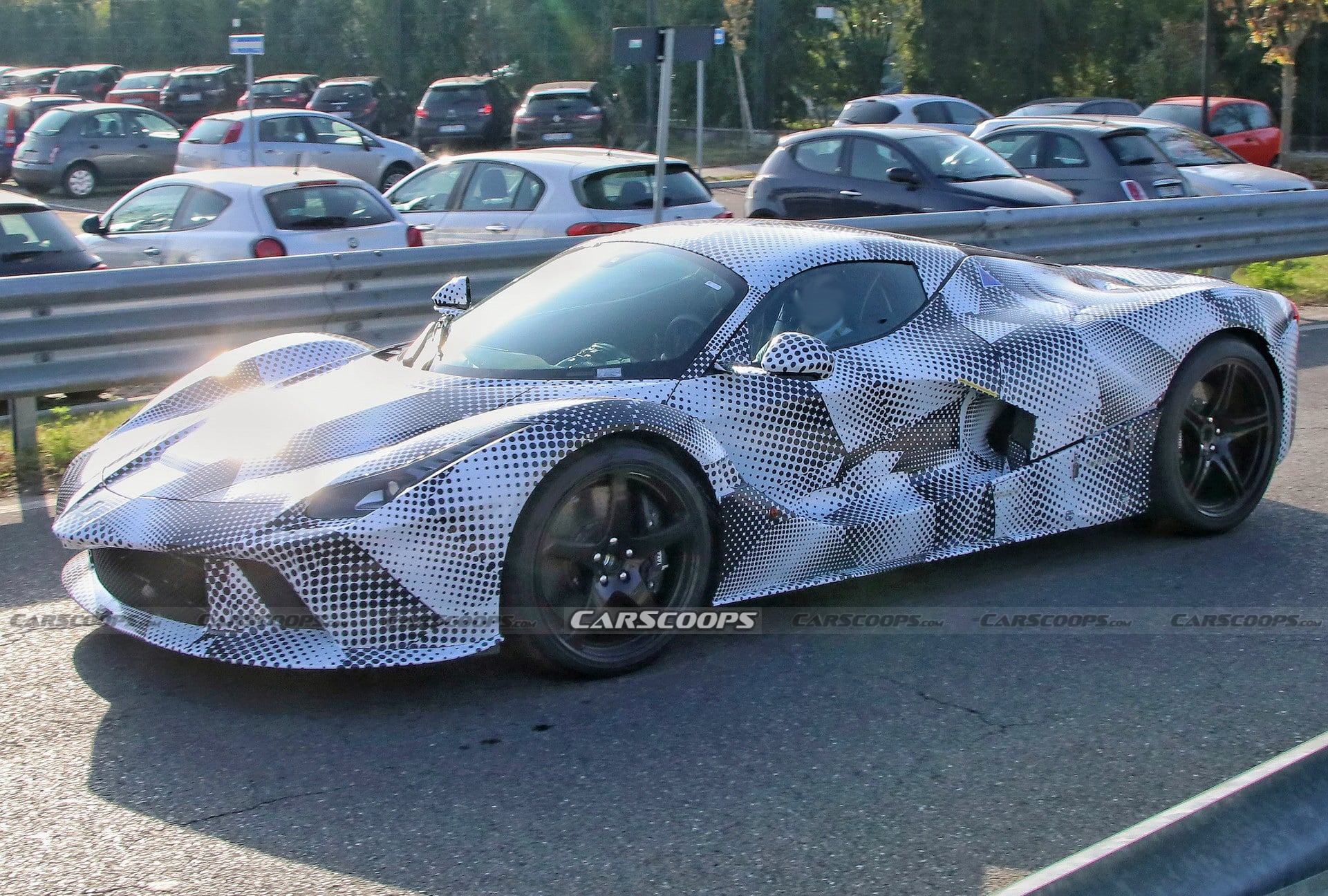 Компанія Ferrari вивела на тести загадковий електрокар Ferrari LaFerrari