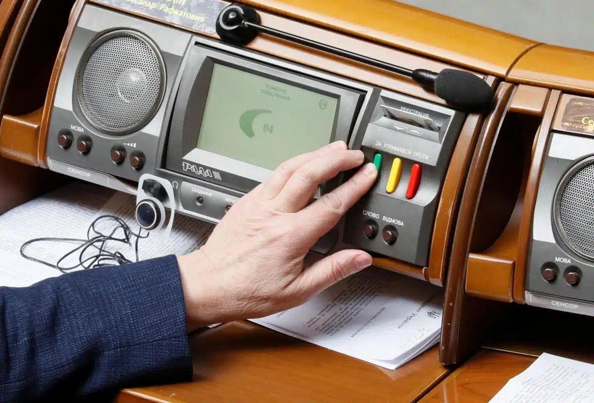 В Україні хочуть збільшити ціни на водійські посвідчення та реєстрацію авто верховна рада