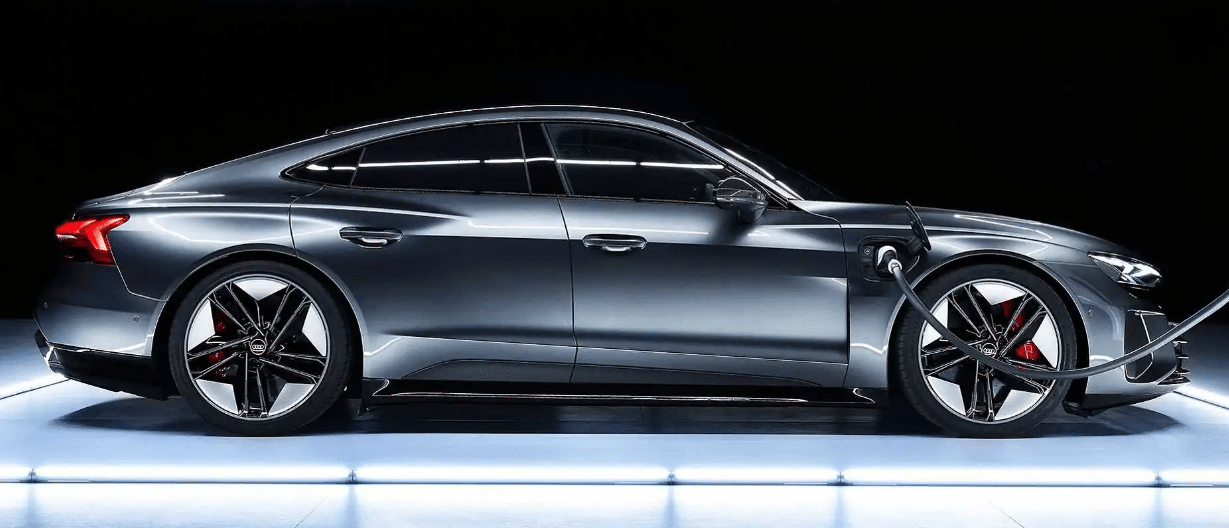 Новий електричний Audi E-Tron виявився кращим ніж дорогий Porsche Taycan Audi E-Tron GT