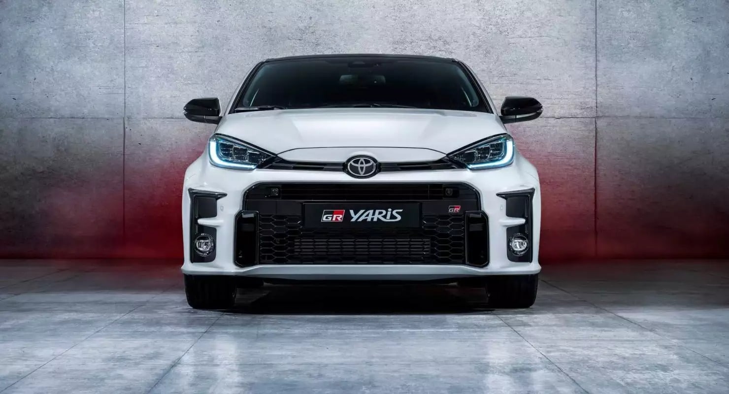 Оновлена Toyota GR Yaris Auto 2024 конкурує з новими та старими версіями МКПП Toyota GR Yaris Auto 2024