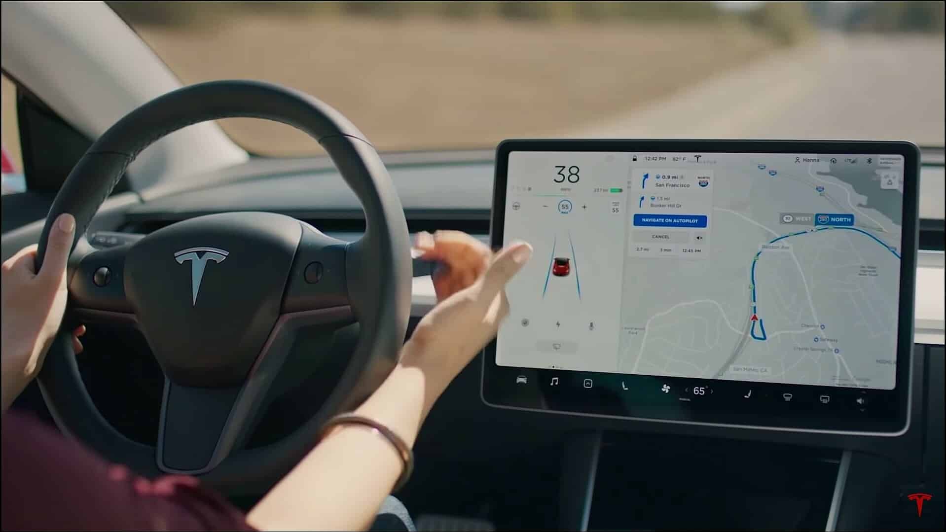 Хейтер Tesla показав відео із провалами “автопілота”: він вимагає заборонити FSD Tesla