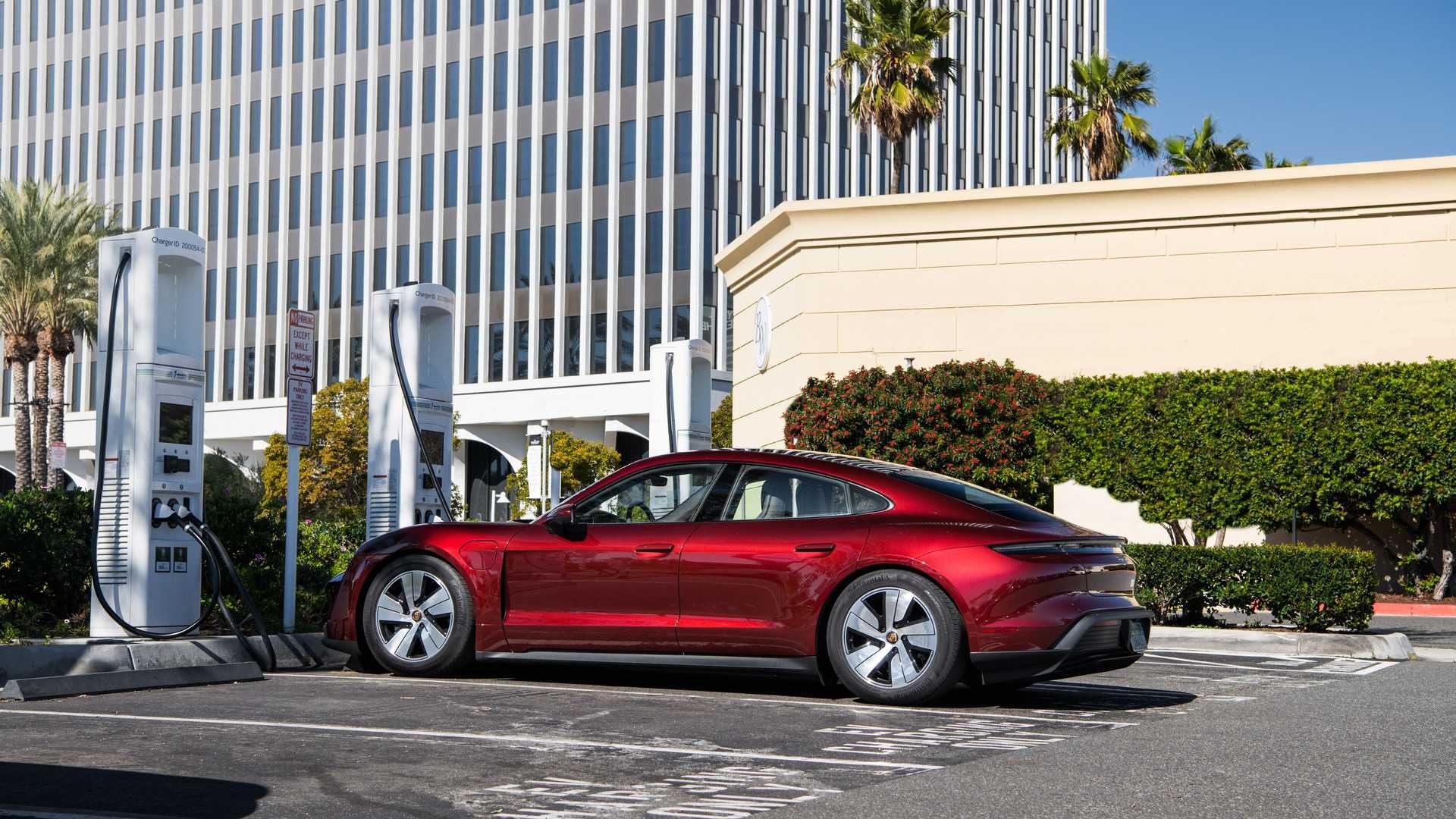 Стало відомо, чому ремонт електромобілів коштує так дорого Porsche Taycan електро