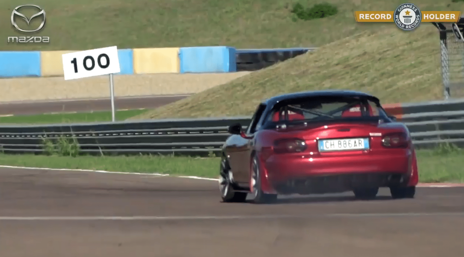 Компанія Mazda встановила новий рекорд для Книги Гіннеса Mazda MX-5 рекорд