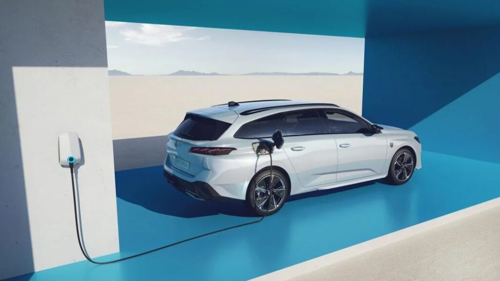 Peugeot 308 SW став електричним