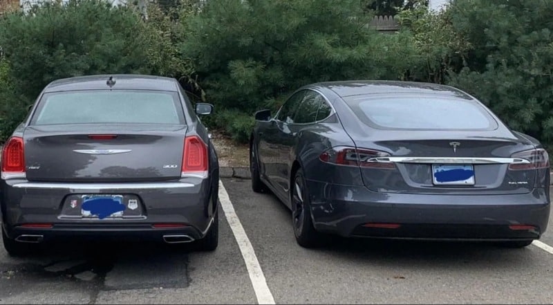  Tesla Model S або Chrysler 300 V8