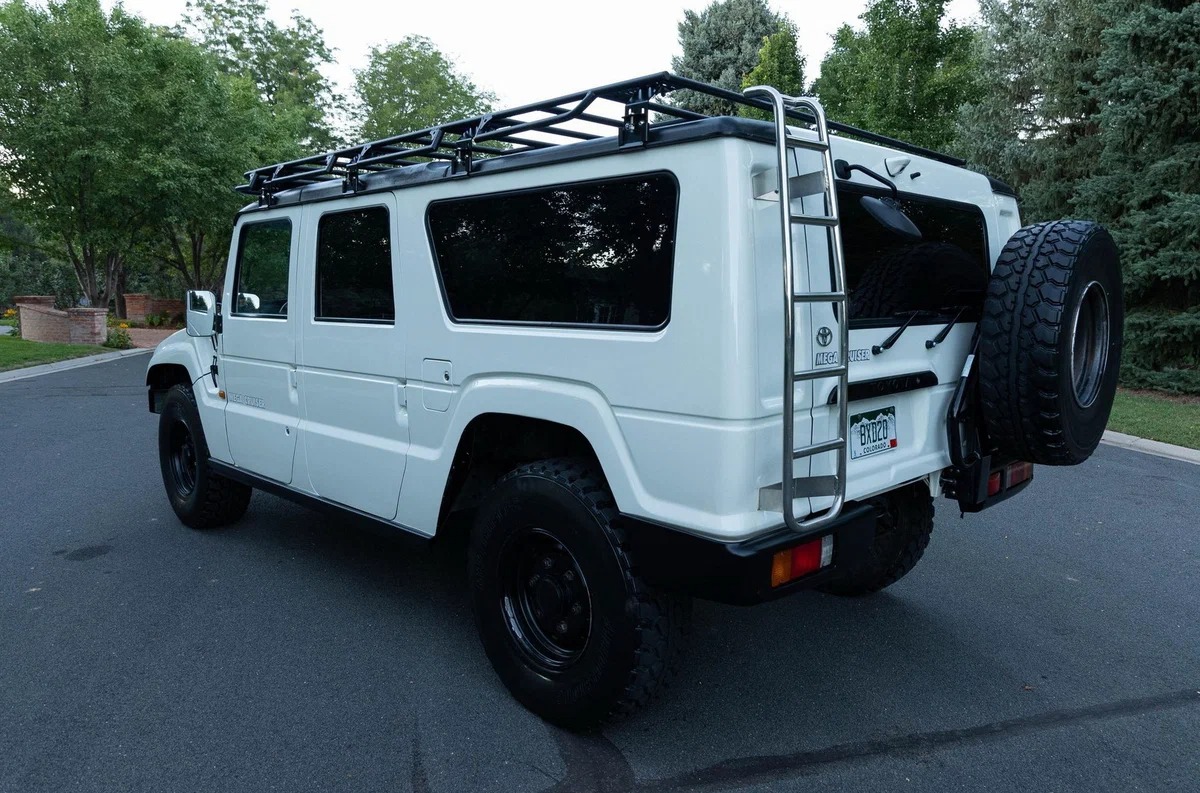 Рідкісну Toyota Mega Cruiser з казахськими номерами продали в США за рекордною ціною Toyota Mega Cruiser