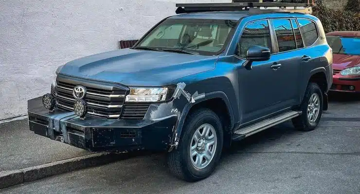 Як виглядає броньований Toyota Land Cruiser 300 після потрапляння під обстріл в Україні LC 300