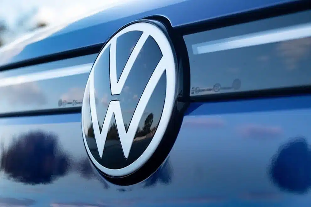 Volkswagen випустить свій найдешевший електромобіль Volkswagen лого