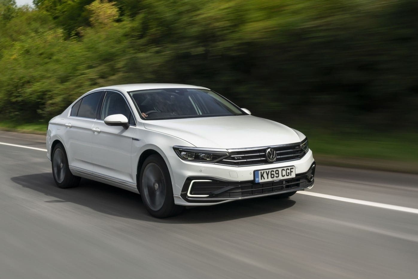 Найкращі представницькі машини для бізнесменів Volkswagen Passat GTE