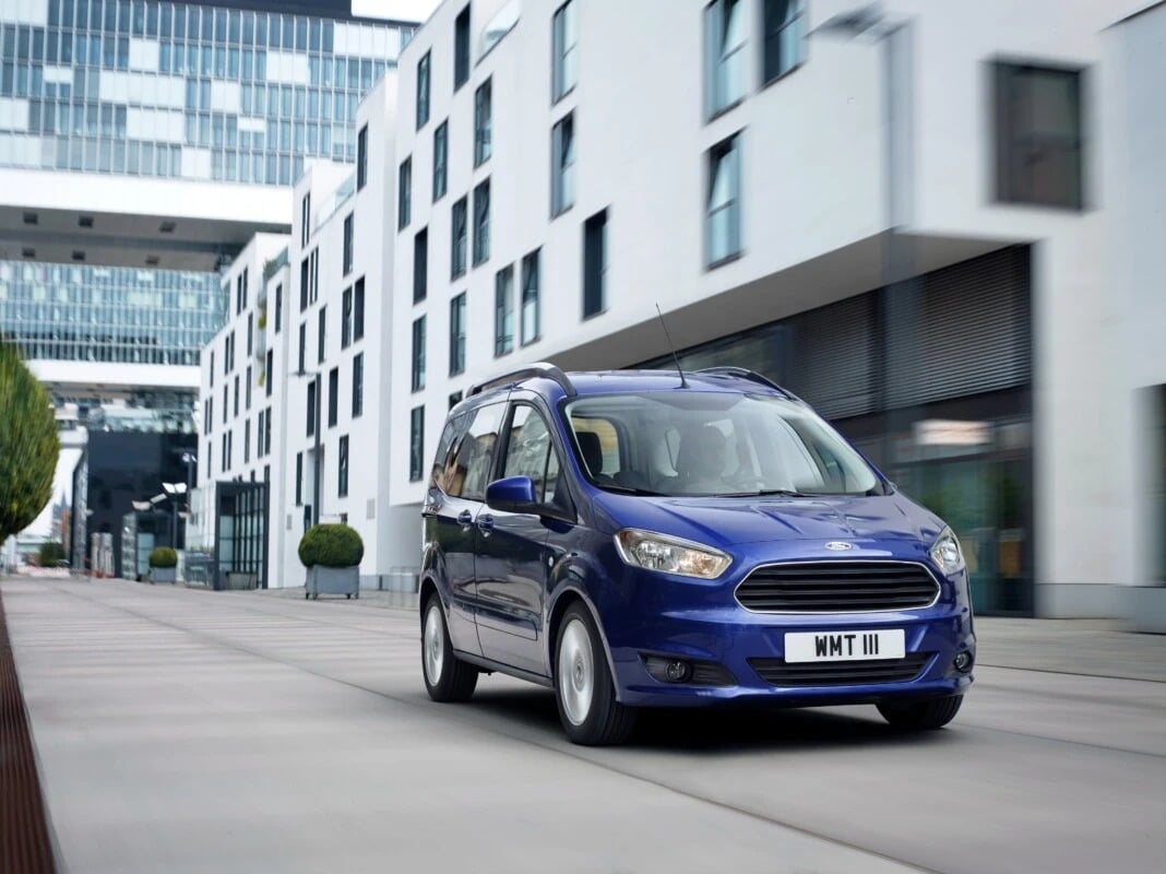 Мінівен Ford Transit Courier 2023 нового покоління з деталями від кросовера показали на фото Ford Transit Courier 2023