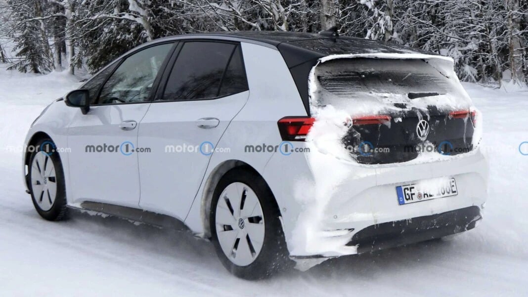 Оновлений Volkswagen ID.3 2024 року виїхав на дорожні випробування без маскувального камуфляжу Volkswagen ID.3 2024