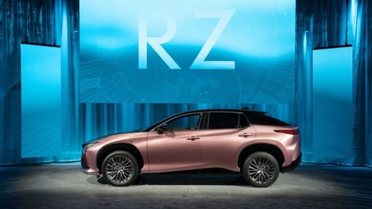Компанія Lexus оголосила ціни на електричний кросовер Lexus RZ 450e 2023 року Lexus RZ 450e 2023