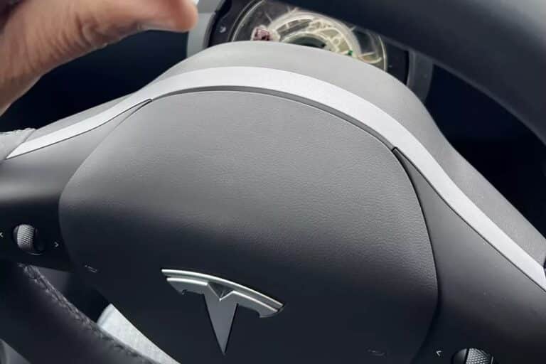 Tesla відкликає свої авто через ризик відірвання керма
