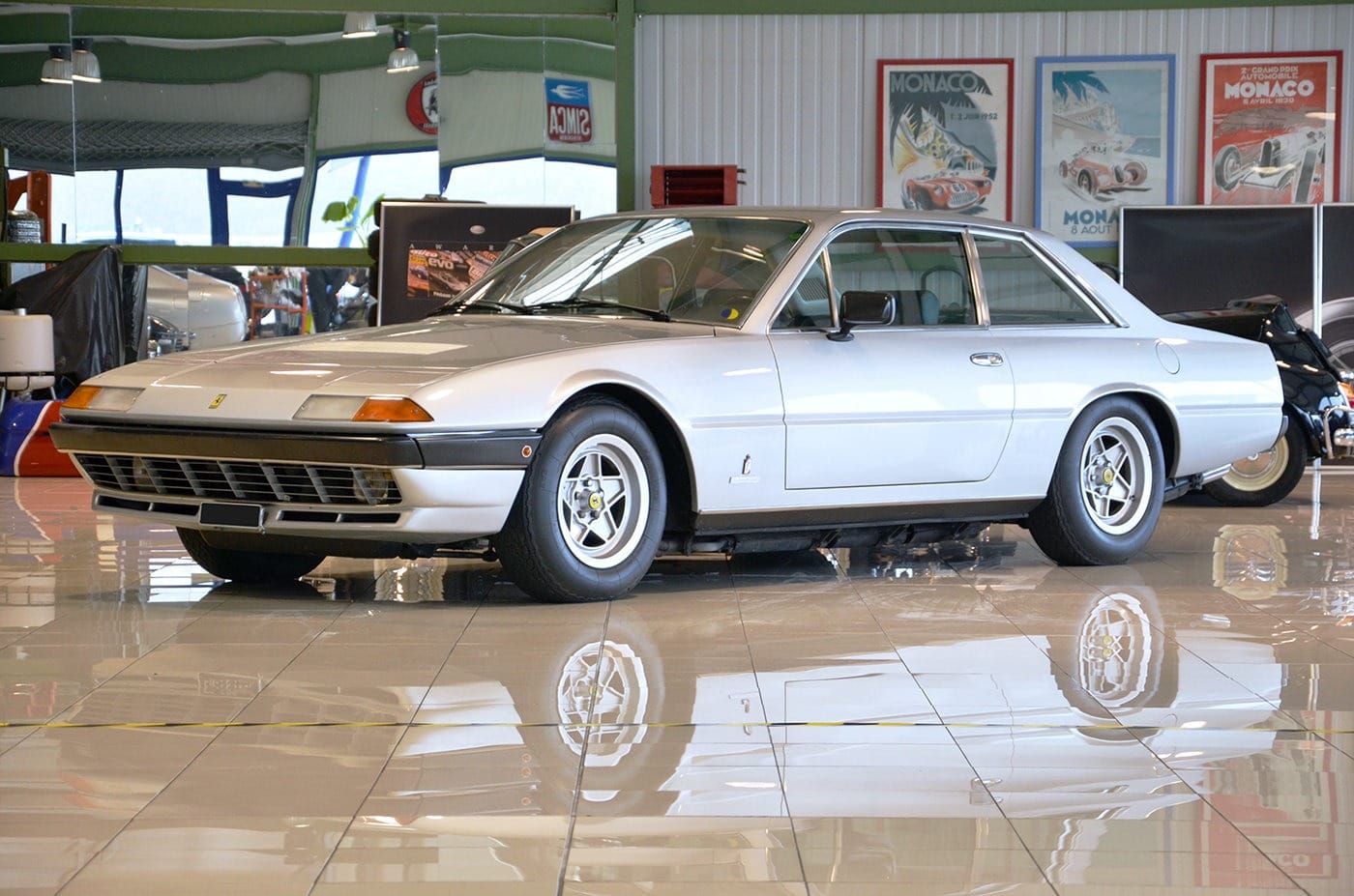 3 найгірших автомобілі бренду Ferrari за всі роки існування компанії Ferrari 400i