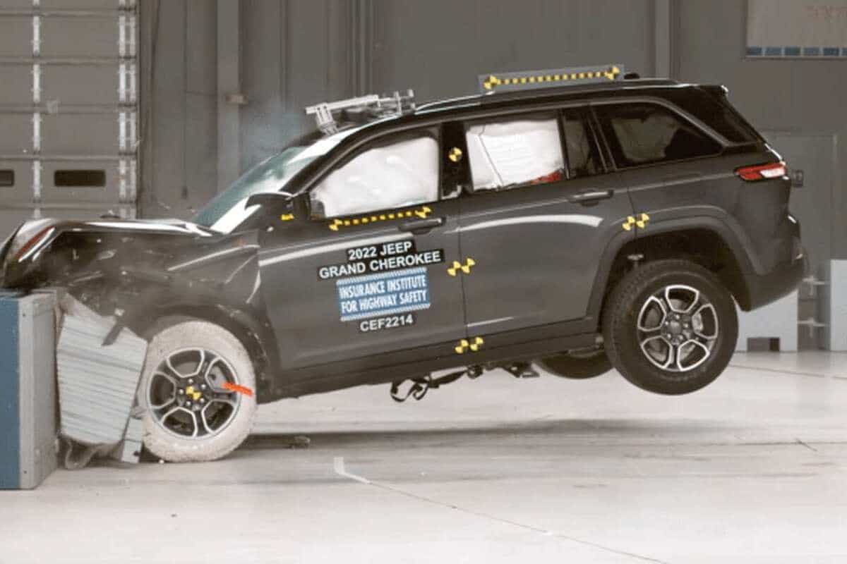 Названо моделі найбезпечніших кросоверів: результати краш-тестів Jeep Grand Cherokee краш
