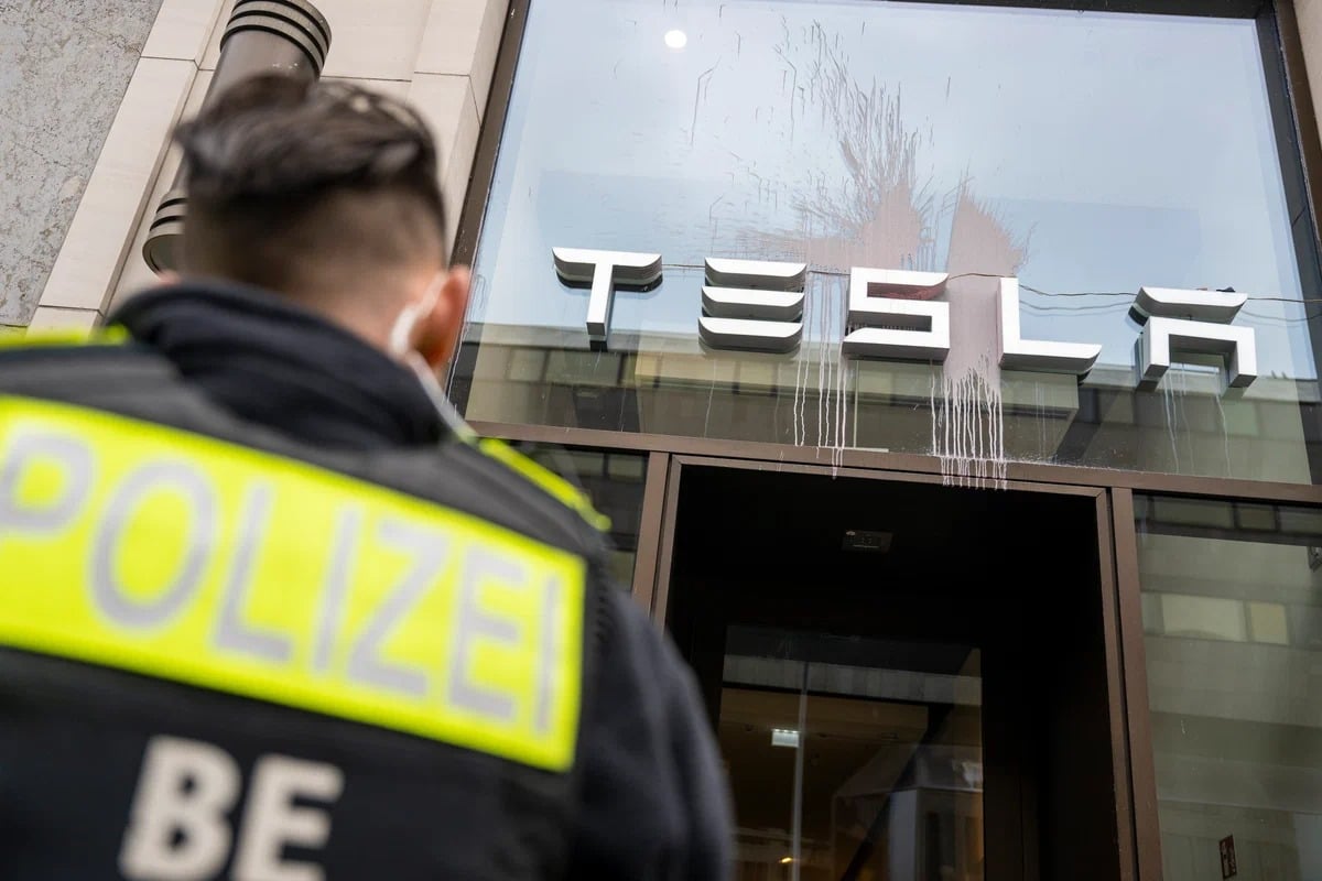 Tesla зізналася, що спостерігала за водіями через вбудовані камери Tesla