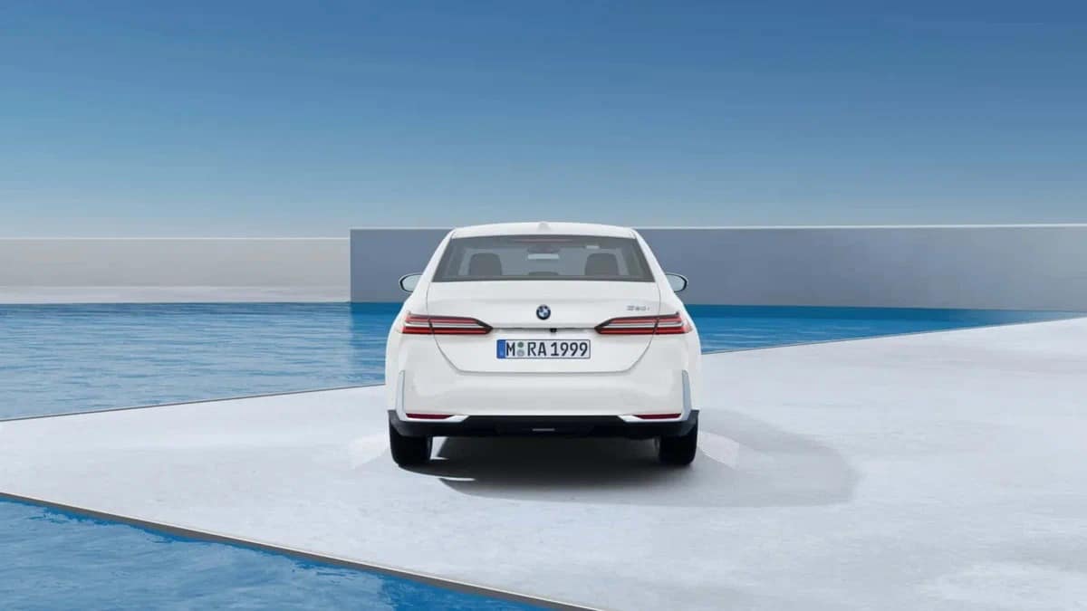 BMW показала новий BMW 5-ї серії з 31-дюймовим 8K-екраном: автомобіль скоро зійде з конвеєра BMW 5-Series