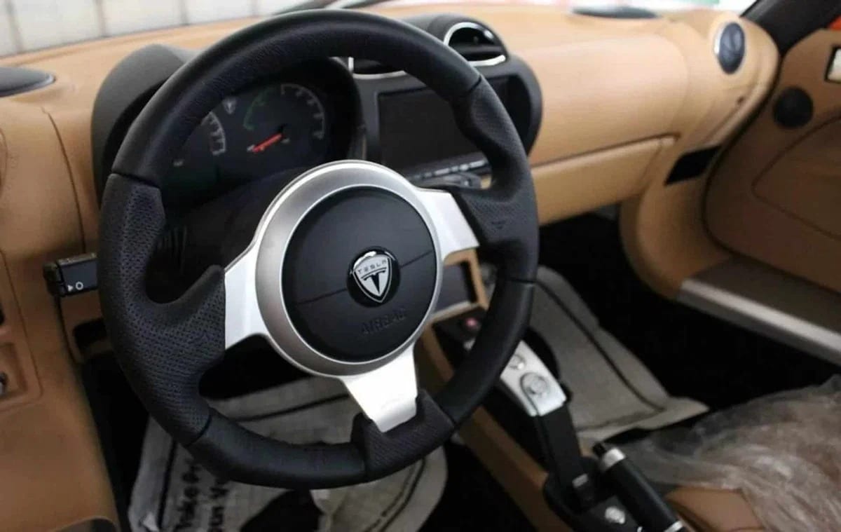 Три нові Tesla Roadster простояли у контейнері 10 років: тепер їх намагаються продати Tesla Roadster