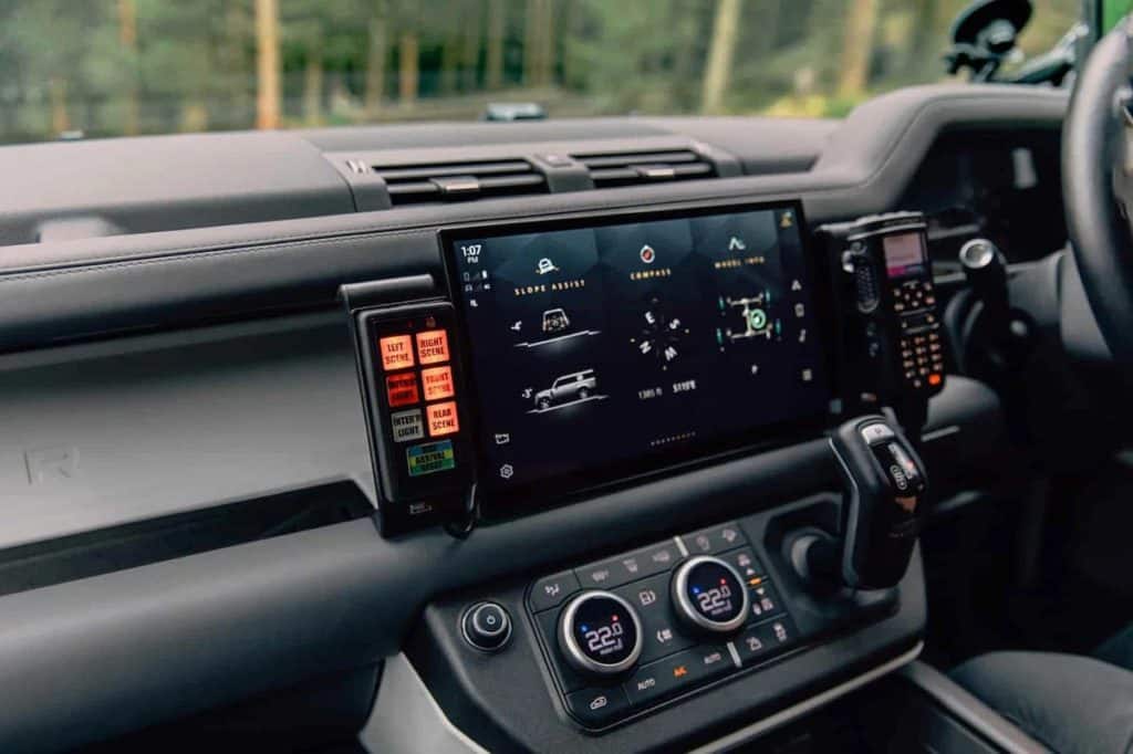 Land Rover Defender 130 Червоний хрест