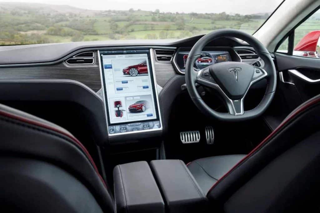 Tesla праве кермо