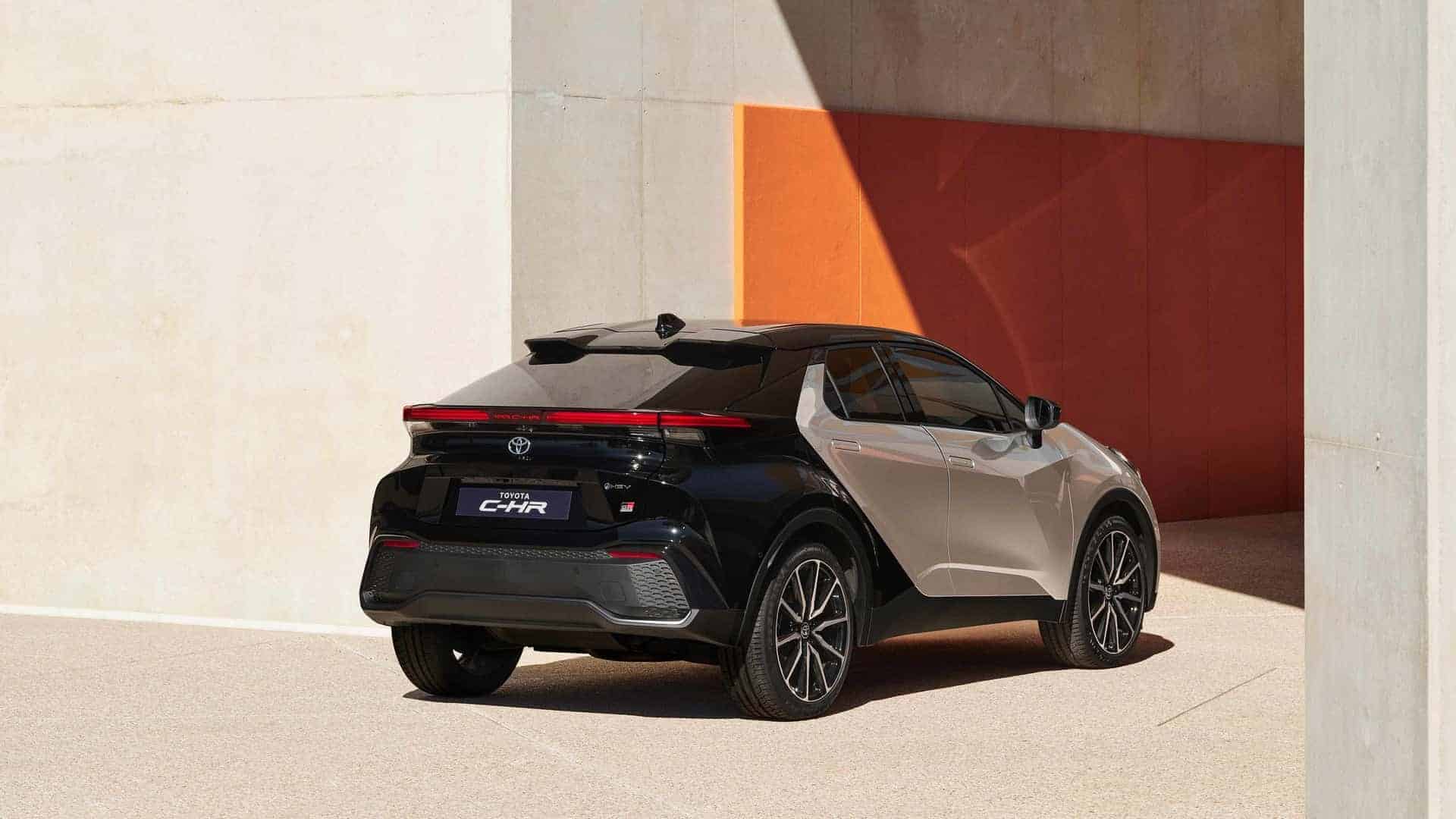 Toyota виведе на авторинок України гібридний кросовер C-HR нового покоління Toyota C-HR 2024