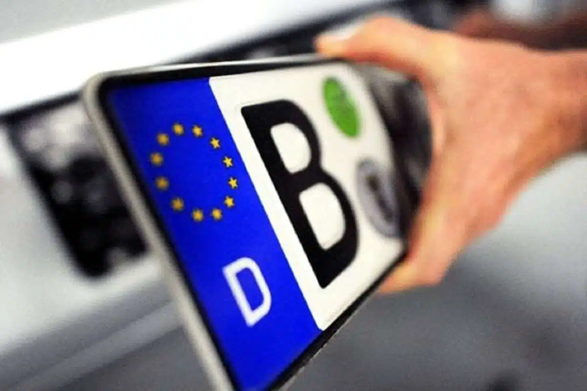 Українські депутати зареєстрували законопроєкти про безмитне ввезення автомобілів авто з Німеччини розмитнення