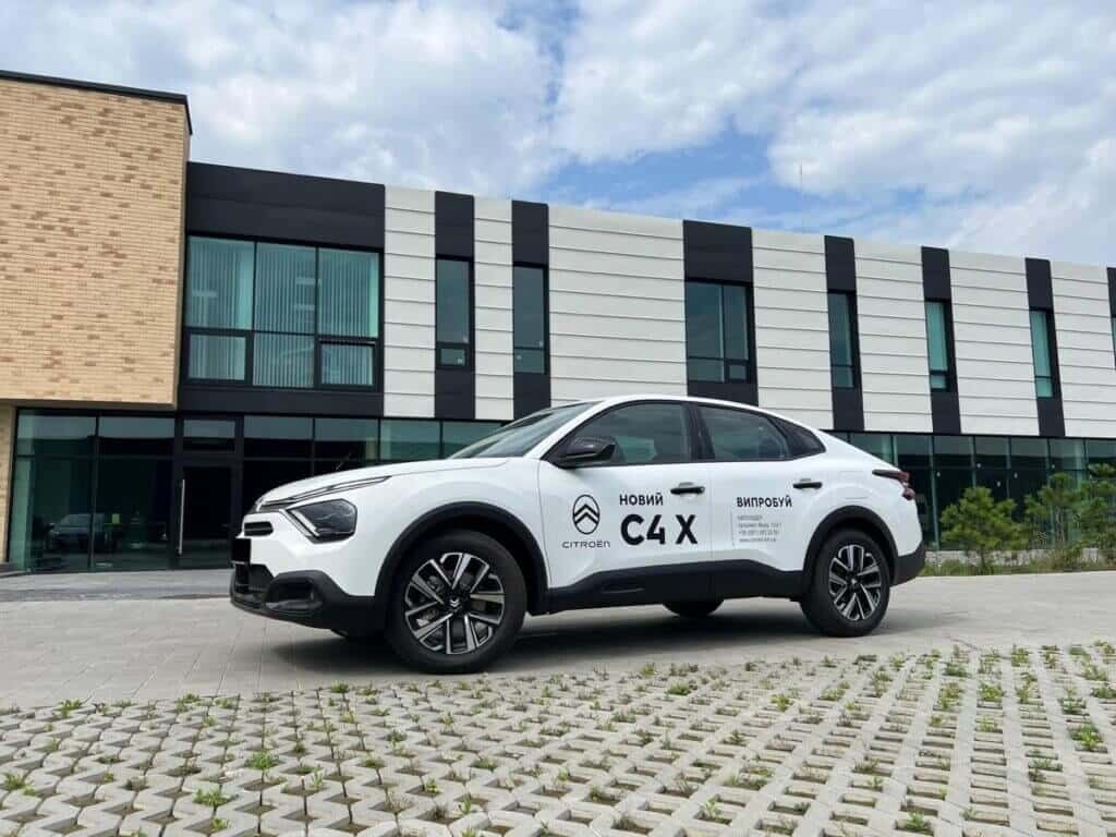 На український авторинок виходить новий крос-седан бренду Citroën CITROЁN C4 X