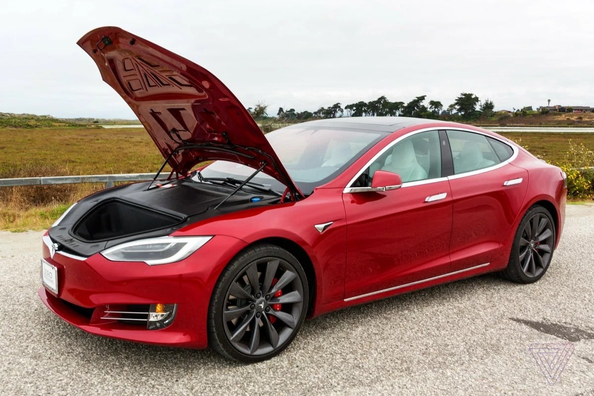 Ентузіасти зламали електрокар Tesla та отримали доступ до платних функцій