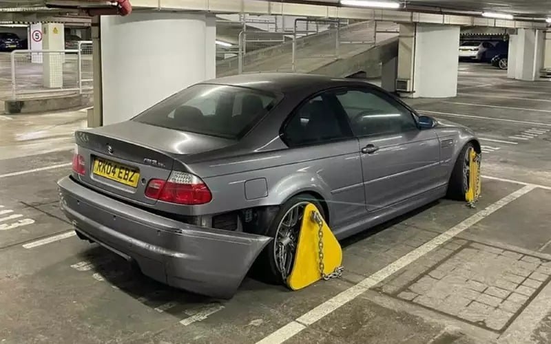 BMW M3 CSL парковка