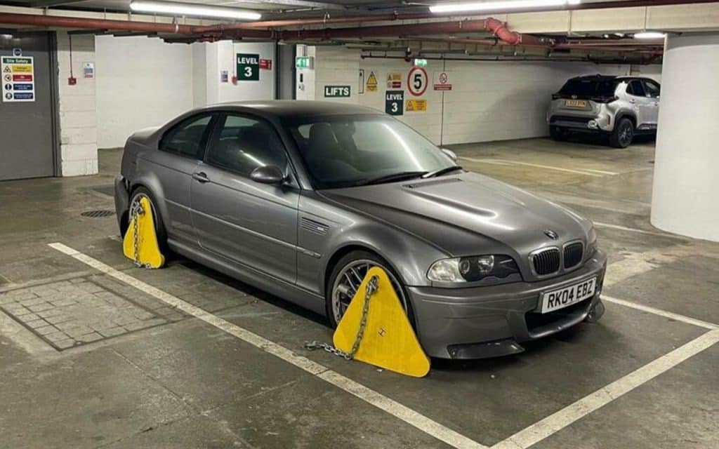 Цей BMW стоїть на парковці без руху вже 19 років BMW M3 CSL парковка