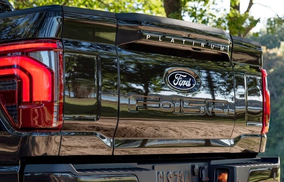 Компанія Ford змінила логотип, але вам важко буде знайти відмінності Ford логотип