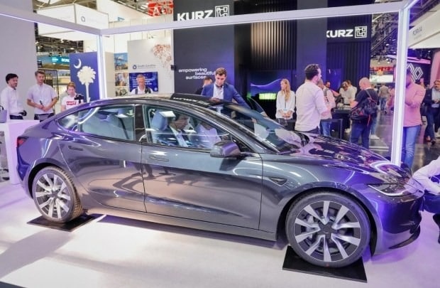 Tesla Model 3 2024 презентація