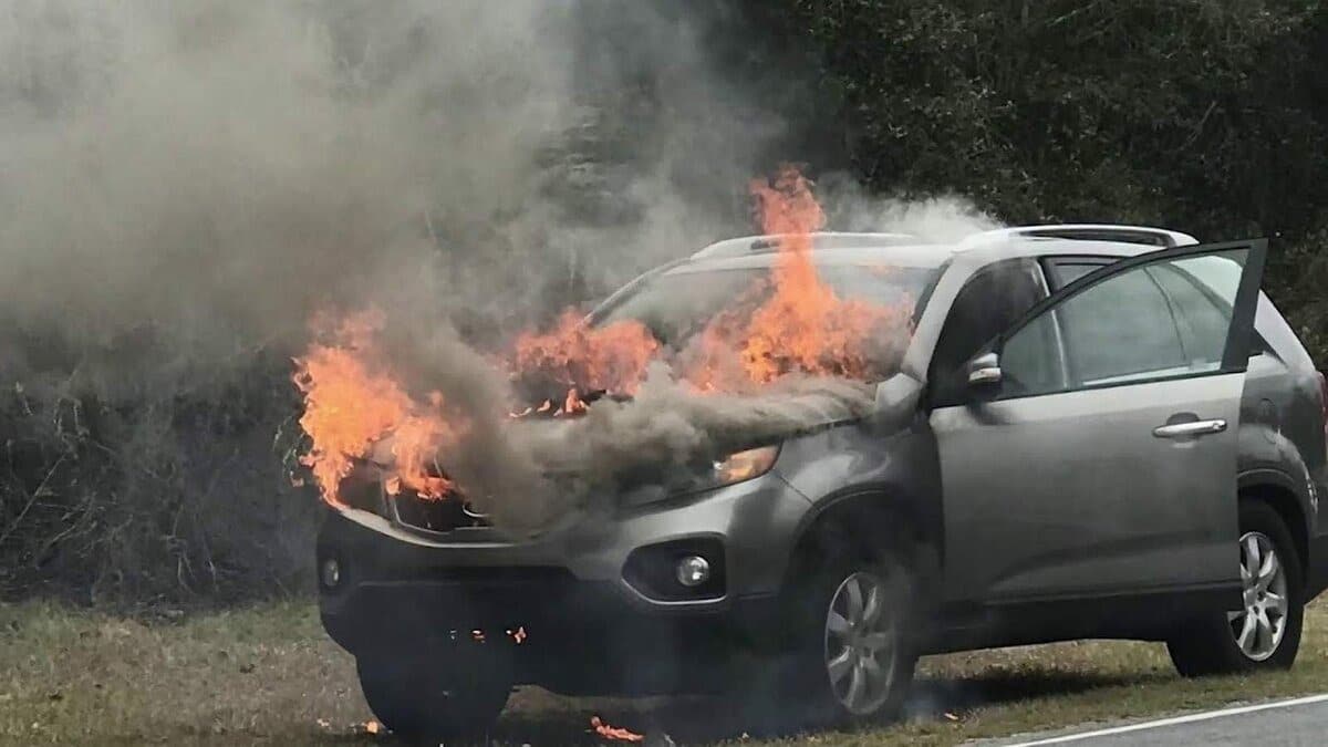 Kia та Hyundai відкликають 3,3 млн автівок через ймовірність займання авто пожежа горить