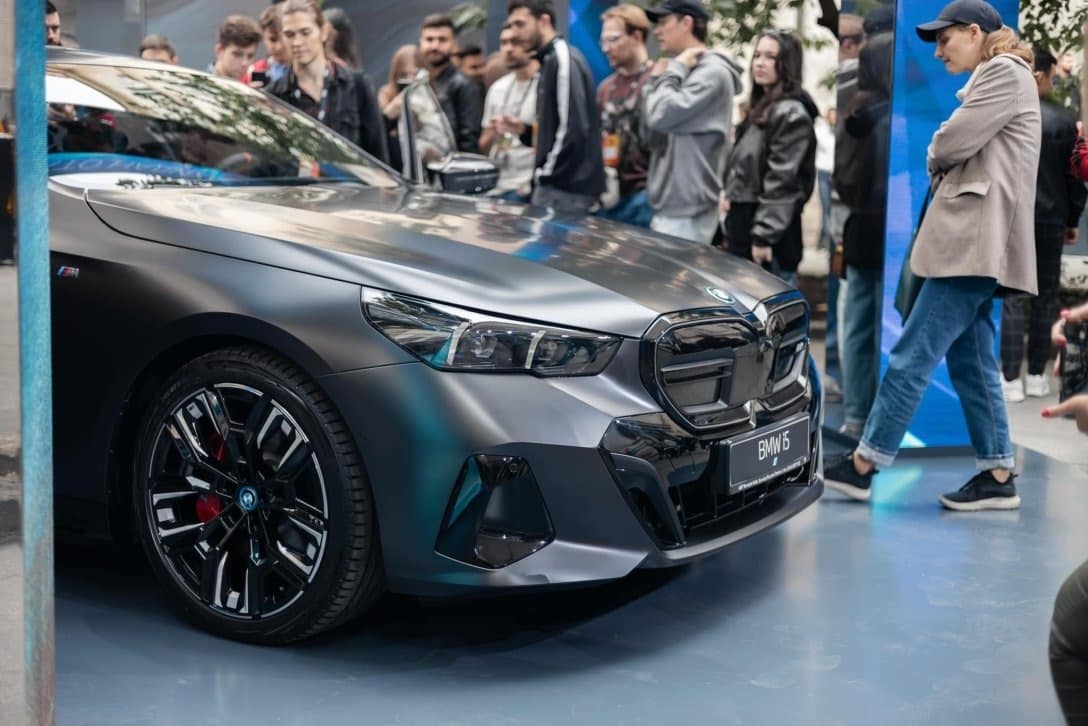 В Україну привезли топовий електромобіль BMW i5 M60 з двома електромоторами потужністю 600 “конячок” BMW i5 2024