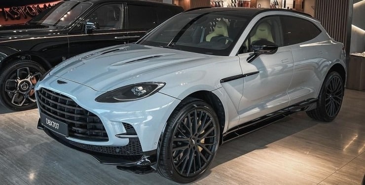 Aston Martin DBX707