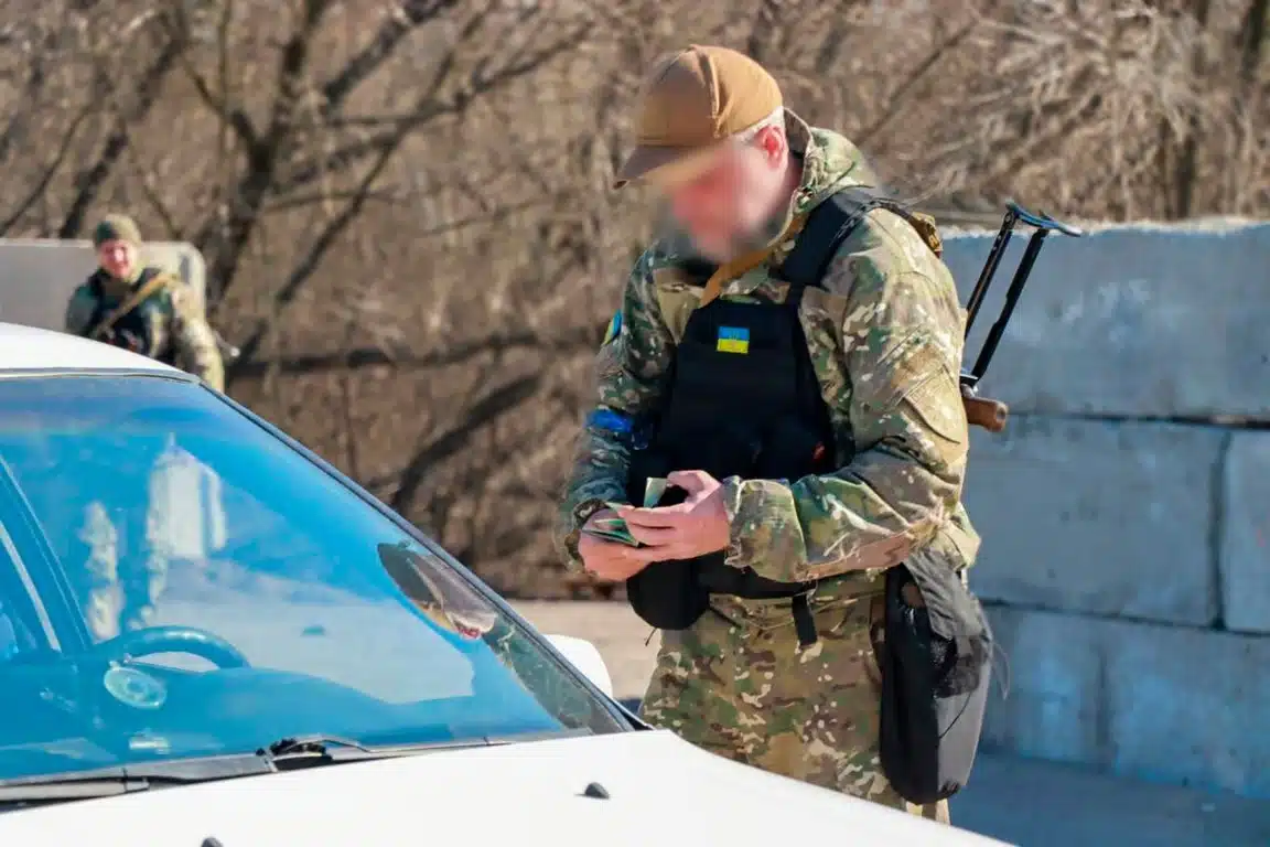 Експерт розповів, чи є законною зупинка автомобіля з метою вручення повістки ТЦК авто