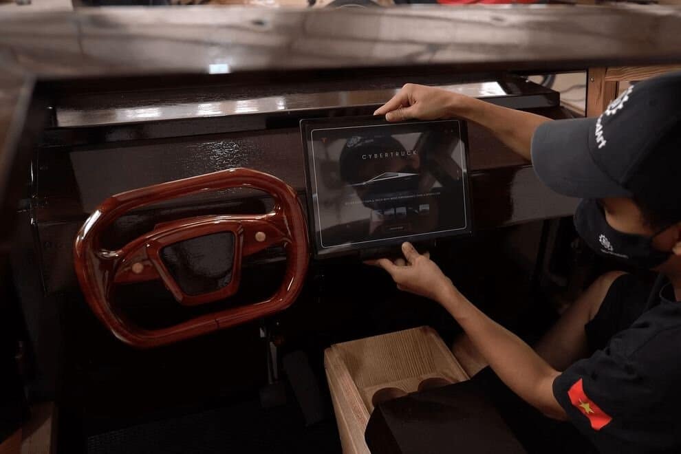Tesla Cybertruck з дерева