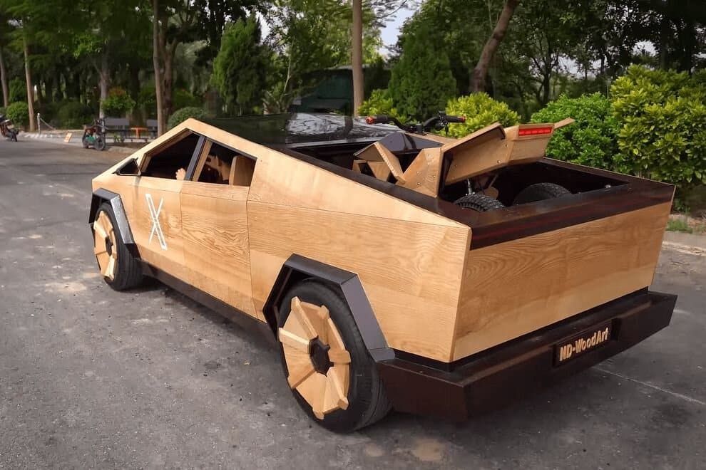 Tesla Cybertruck з дерева