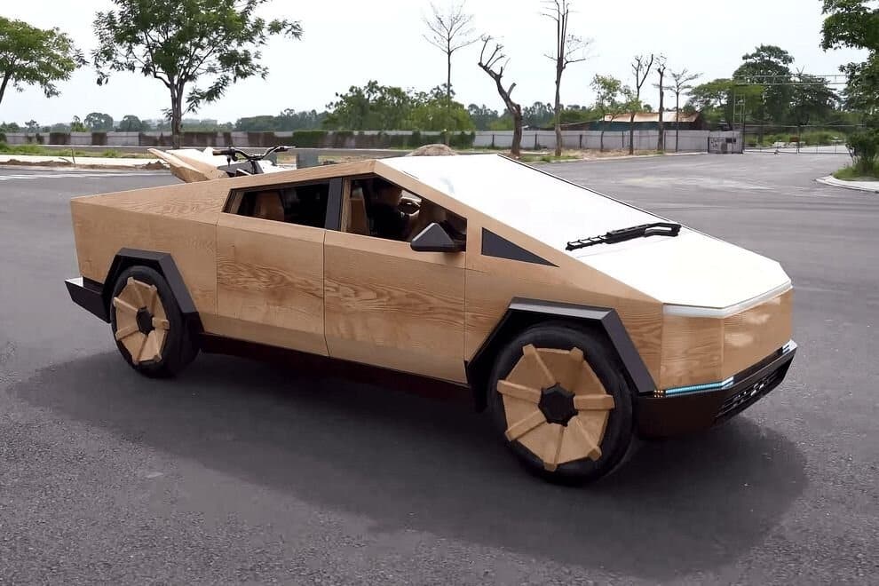 Tesla Cybertruck з дерева