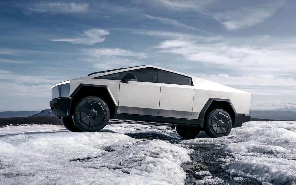 Власники Tesla Cybertruck зіткнулися з новою проблемою: на цей раз пов’язаною з фарами Tesla Cybertruck сталь