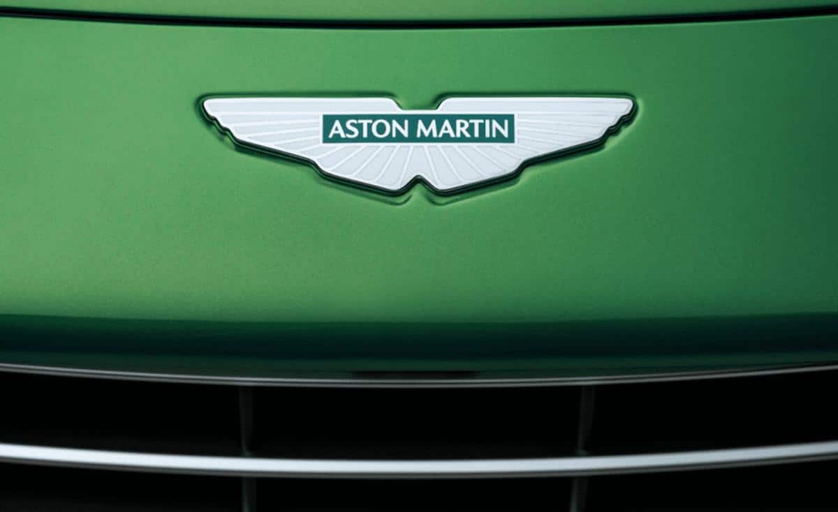Aston Martin став саудівсько-китайським брендом електромобілів Aston Martin логотип емблема 1200