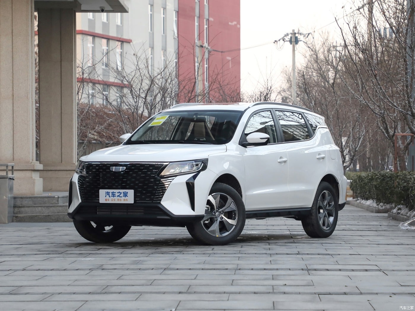 Презентовано великий кросовер Geely з витратою пального менше 7 л на 100 км Geely Haoyue Pro