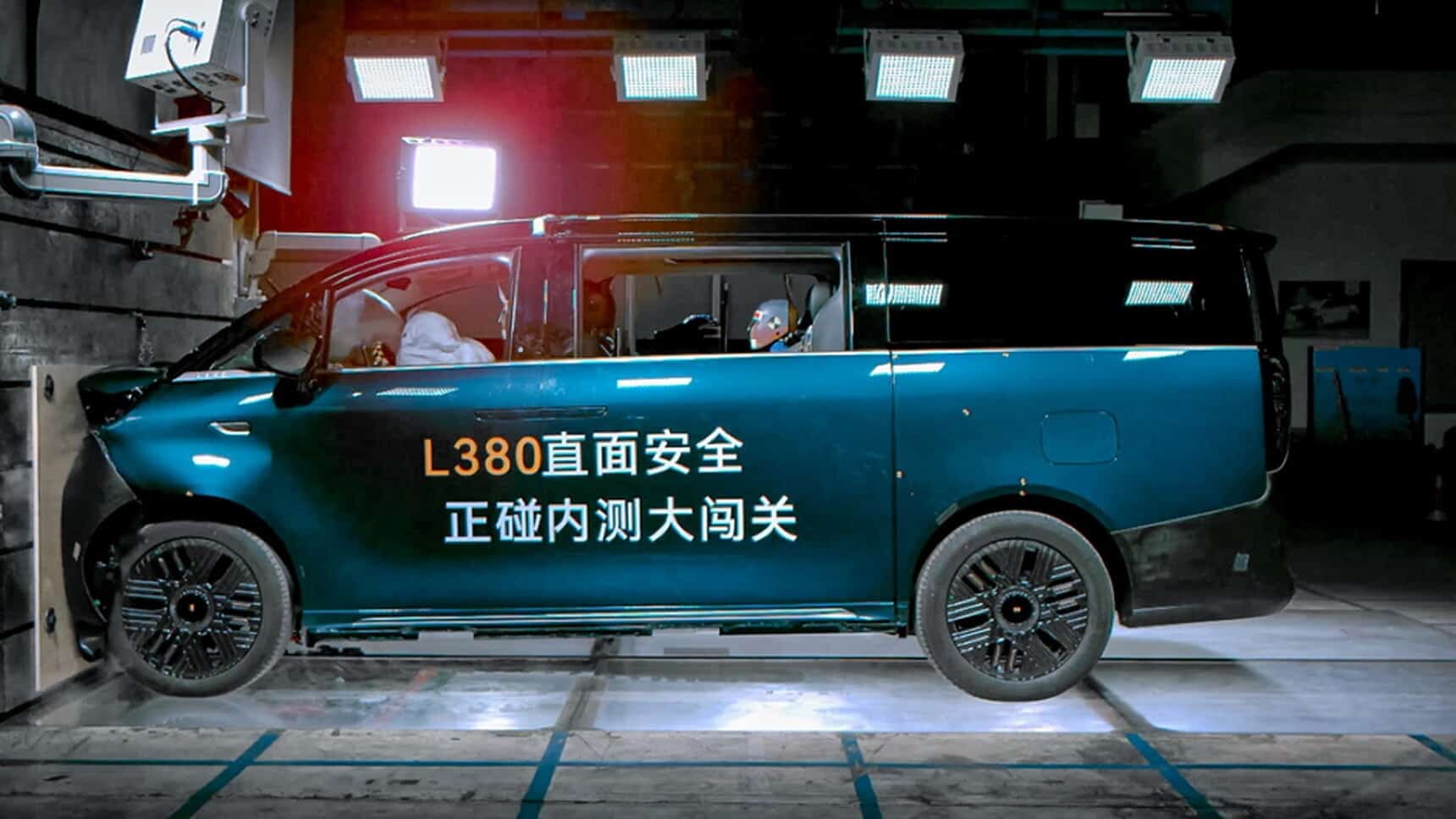 Комерційний мінівен Geely успішно пройшов внутрішній краш-тест Geely LEVC L380